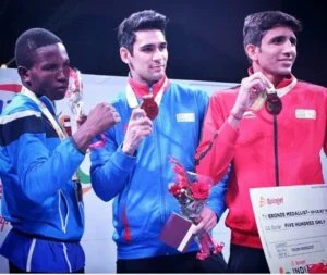   Rohit Tokas pozira sa svojom zlatnom medaljom na Otvorenom međunarodnom boksačkom prvenstvu Indije 2018