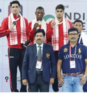   Rohit Tokas pozira sa svojom srebrnom medaljom na 2. međunarodnom boksačkom turniru Open India 2019.