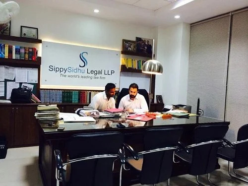   Sippy Sidhu u svom uredu