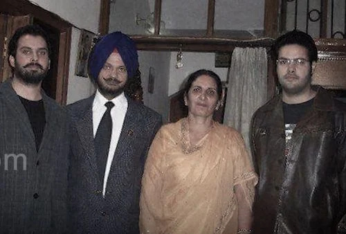   Sippy Sidhu sa svojim roditeljima i bratom