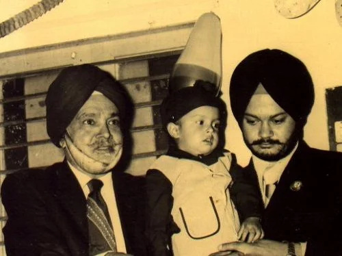   Slika Sippyja Sidhua iz djetinjstva s djedom (lijevo) i ocem (desno)