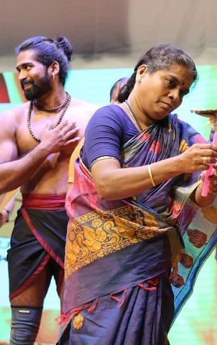   Giridharan äitinsä kanssa