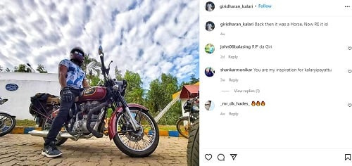   Giridharan poseeraa moottoripyörällään