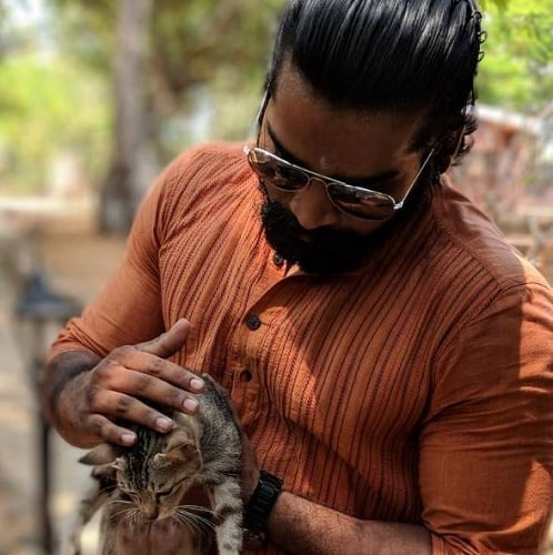   Giridharan kissan kanssa