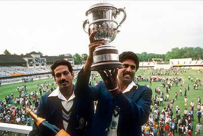   Kapil Dev med verdenscuptrofeet sammen med Mohinder Amarnath