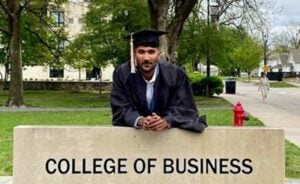   Tejaswin Shankar pada majlis graduasinya di Kansas State University