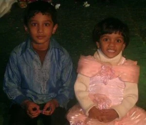   Foto de la infancia de Tejaswin Shankar con Avantika Shankar