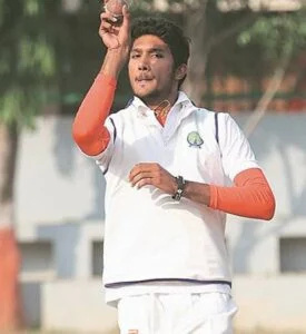   Tejaswin Shankar joue au cricket