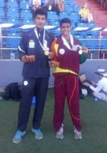   Tejaswin Shankar con su medalla de oro en los Juegos de la Juventud de la Commonwealth de 2015