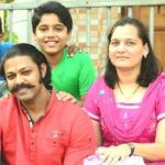 Devdatta Nage cu soția sa Kanchan Nage și fiul Nihar Nage