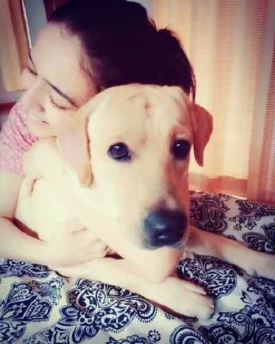 Nidhi Seth und ihr Hund