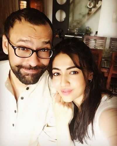 Nidhi Seth mit ihrem Bruder