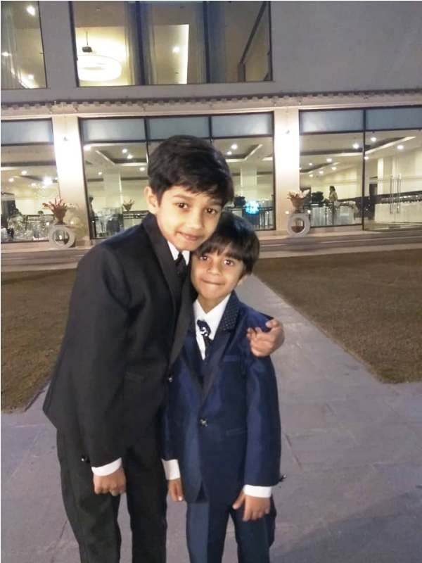 Vedant Sinha med sin bror