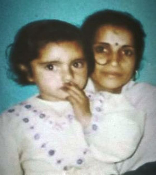 शिप्सी राणा अपनी माँ के साथ