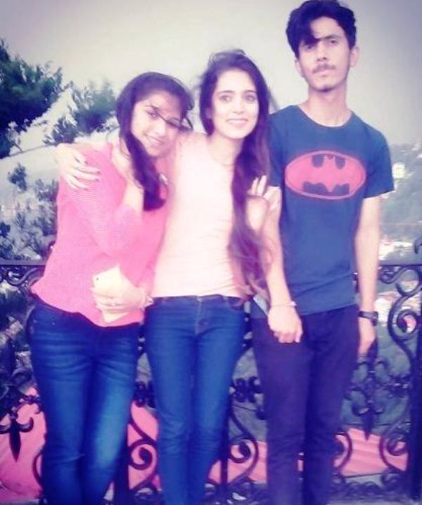 शिप्सी राणा अपनी बहन और भाई के साथ