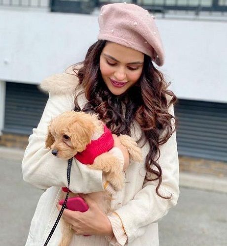 Priyanka Choudhary με ένα σκυλί