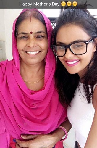 Priyanka Choudhary bersama ibunya