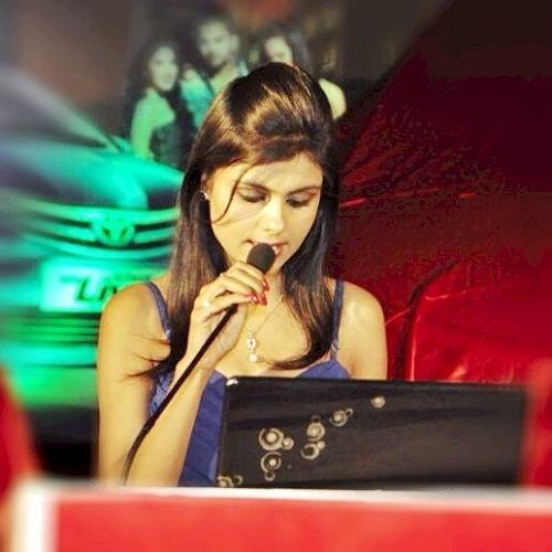 Priyanka Choudhary como anfitriona en un evento