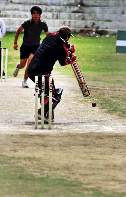 Ashwini Koul speelt cricket