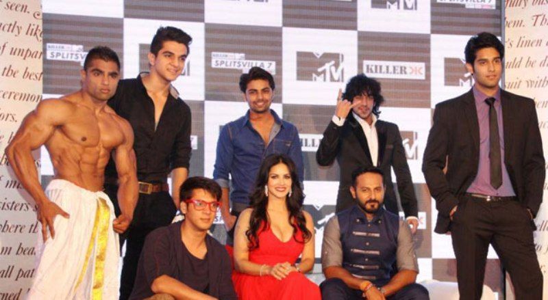 Ashwini Koul met de deelnemers en hosts van MTV Splitsvilla