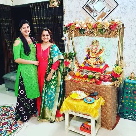 Monika Bhadoriya kasama ang idolo ni Lord Ganesha