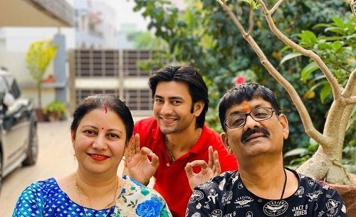 Aashay Mishra y sus padres