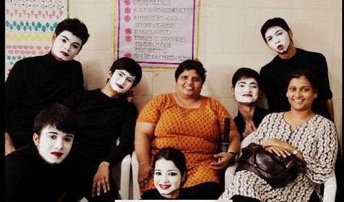 Aashay Mishra med sine teaterskuespillere
