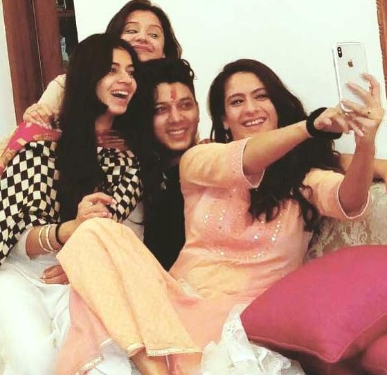 Adhish Khanna con sus hermanas