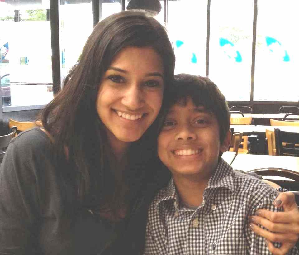 Anuja Joshi mit ihrem Bruder