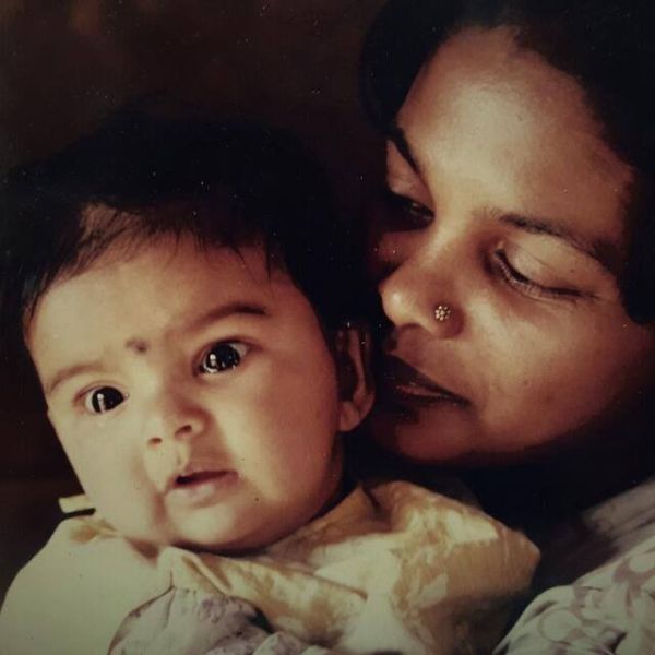 Slika Solanki Roy iz otroštva z mamo