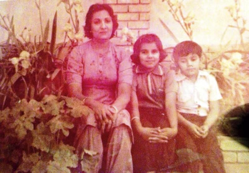 ডঃ অঞ্জলি হুদা সাংওয়ানের একটি পুরানো ছবি তার মা এবং ভাইয়ের সাথে