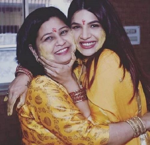 Naina Singh con sua madre