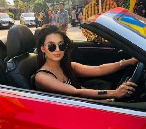 Naina Singh seduta nella sua macchina