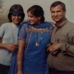 Nia Sharma (dzieciństwo) z rodzicami
