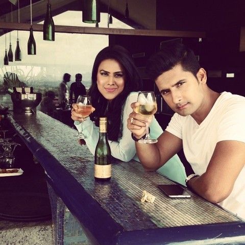 Bir Kadeh Şarap ile Nia Sharma