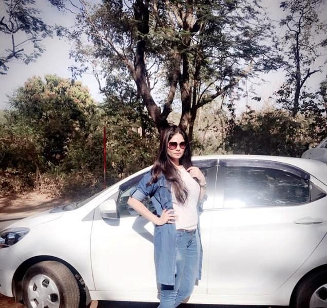 Aabha Paul poserer med bilen sin