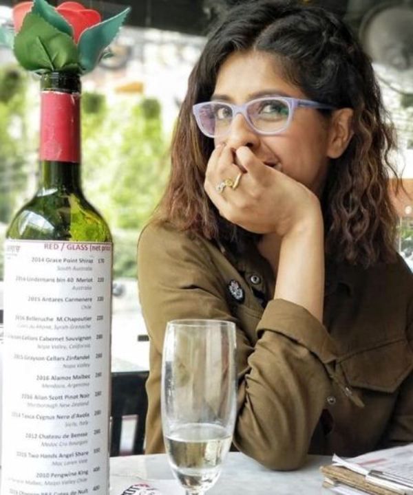 Aishwarya Sakhuja dans un restaurant