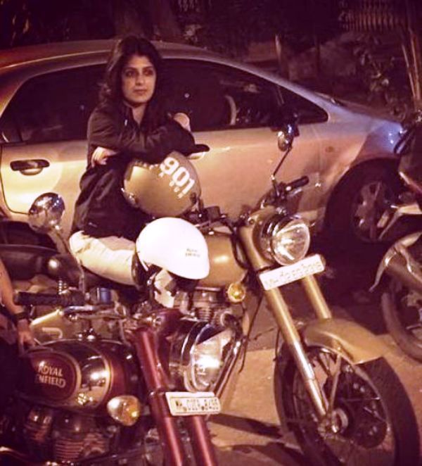 Aishwarya Sakhuja posando con su motocicleta