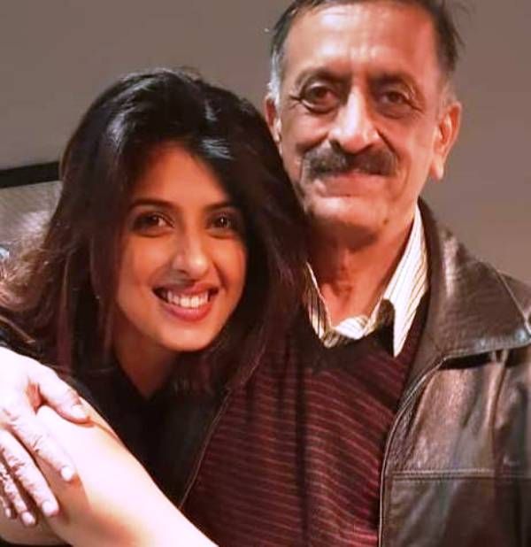 Aishwarya Sakhuja con su padre