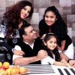 Chahat Tewani với bố mẹ và chị gái Aanchal Tewani