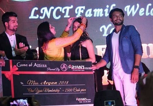 Isha Malviya sendo coroada como Miss Aryan 2018