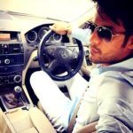 Gaurav S Bajaj berpose dengan kereta Mercedes Benz miliknya