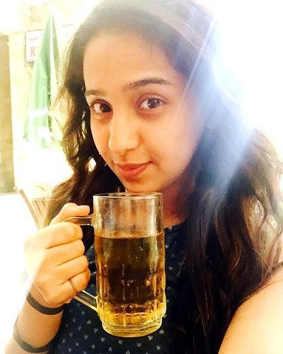 Payal Bhojwani dengan segelas alkohol