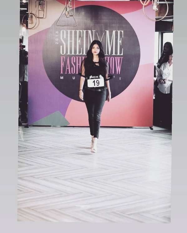 Pranali Rathod geht die Rampe für die Shein Fashion Show entlang