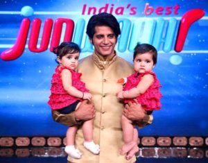 Karanvir Bohra avec ses filles jumelles sur le tournage de