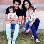 Karanvir Bohra z żoną Teejay Sidhu i córkami bliźniaczkami