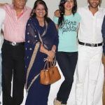 Karanvir Bohra med sine forældre og kone Teejay Sidhu