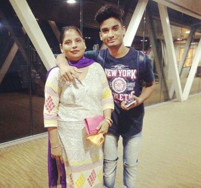 그의 어머니와 함께 Paramdeep Singh