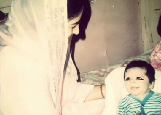 Shoaib Ali kasama ang kanyang ina- Childhood Picture