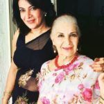 Divya Seth com sua mãe Sushma Seth